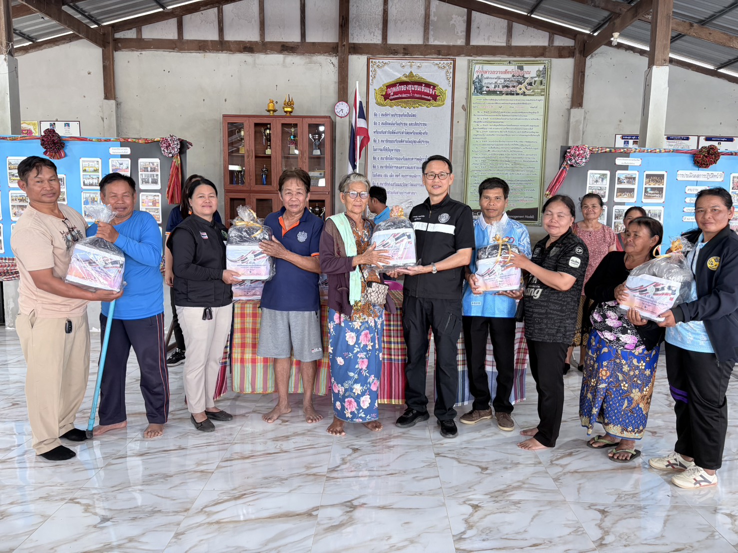 title - วันที่ 3 กุมภาพันธ์ 2569 นายเศรษฐเกียรติ กระจ่างวงษ์ เลขาธิการสำนักงานการปฏิรูปที่ดินเพื่อเกษตรกรรม    (ส.ป.ก.) มอบหมายให้สำนักงานการปฏิรูปที่ดินจังหวัดบุรีรัมย์ (ส.ป.ก.บุรีรัมย์) ดำเนินการมอบสิ่งของช่วยเหลือผู้ได้รับผลกระทบจากเหตุการณ์ความไม่สงบบริเวณแนวชายแดนไทย–กัมพูชาโดยนายประเสริฐ กาญจนเกียรติกุล ปฏิรูปที่ดินจังหวัดบุรีรัมย์ พร้อมด้วยเจ้าหน้าที่ ส.ป.ก.บุรีรัมย์ ได้ลงพื้นที่ตรวจเยี่ยม และมอบสิ่งของอุปโภคบริโภคเพื่อบรรเทาความเดือดร้อนให้แก่ผู้ได้รับผลกระทบในพื้นที่ ตำบลจันทบเพชร อำเภอบ้านกรวด จังหวัดบุรีรัมย์